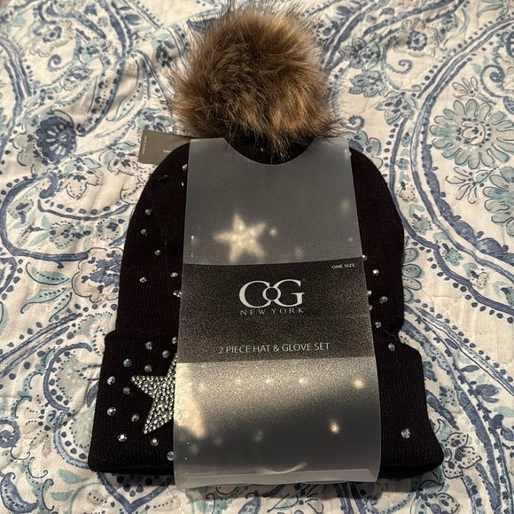 Accessories - Brand New 2 piece hat and glove set